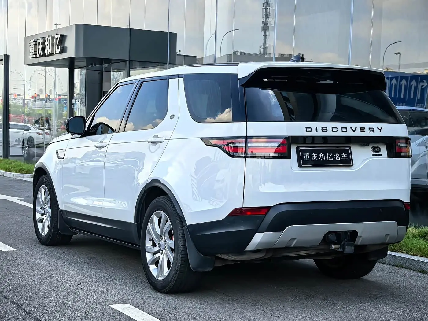 Land Rover Discovery 2019 — Photo 5/17