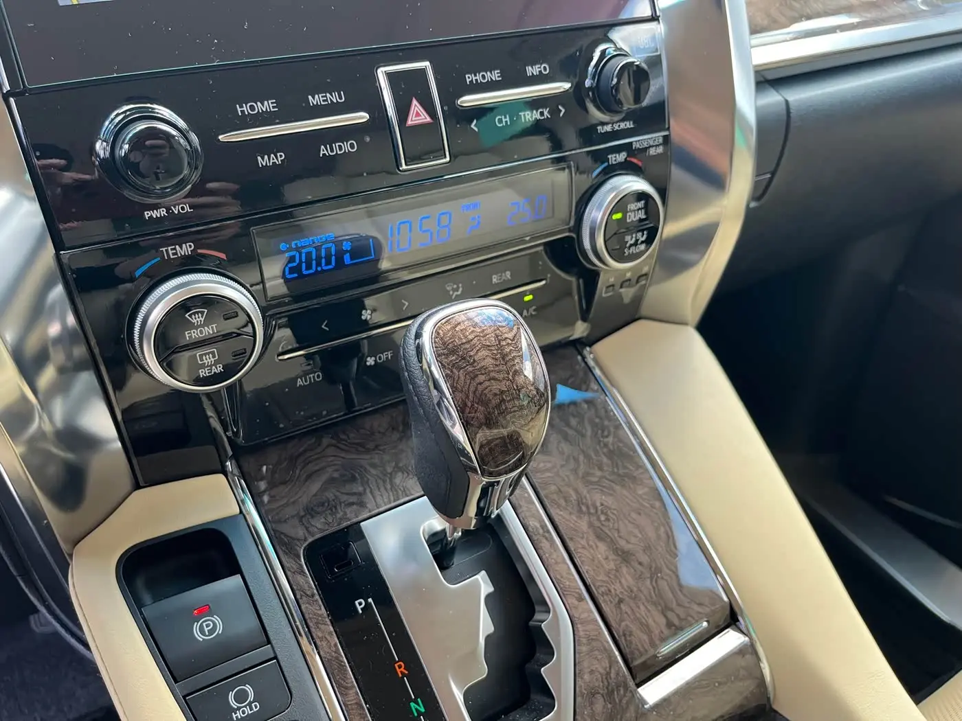 Toyota Vellfire 2023 — Photo 18/20