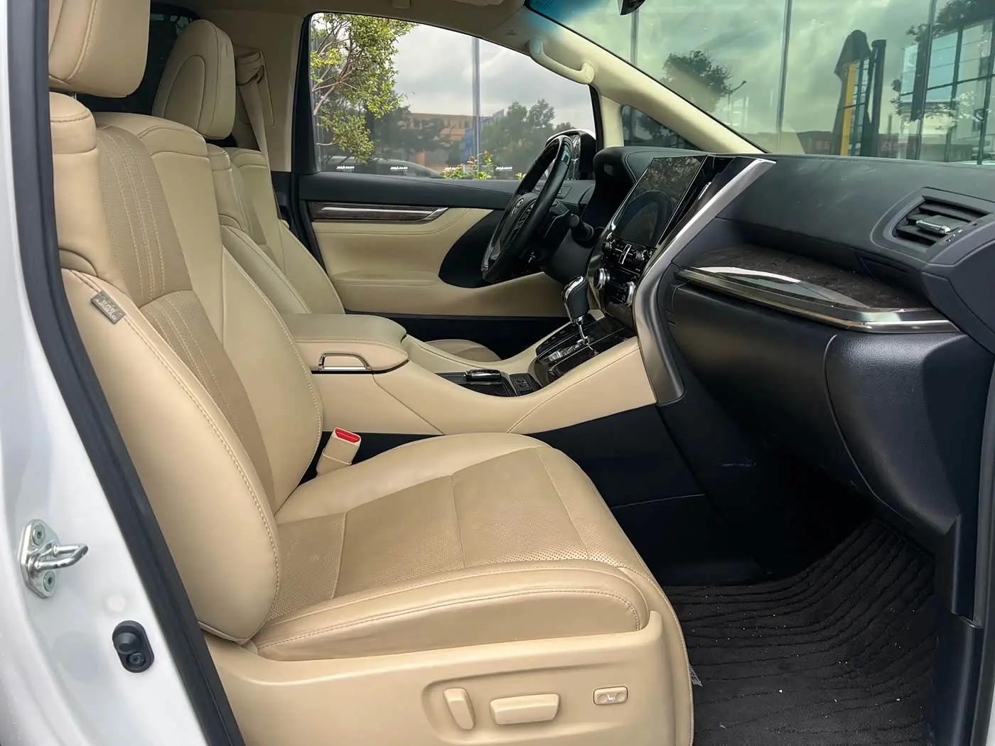 Toyota Vellfire 2023 — Photo 9/10