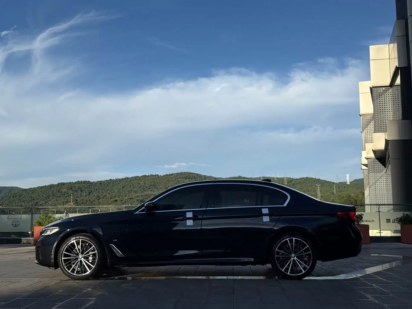 BMW 5 Series 2023 — Photo 10/20