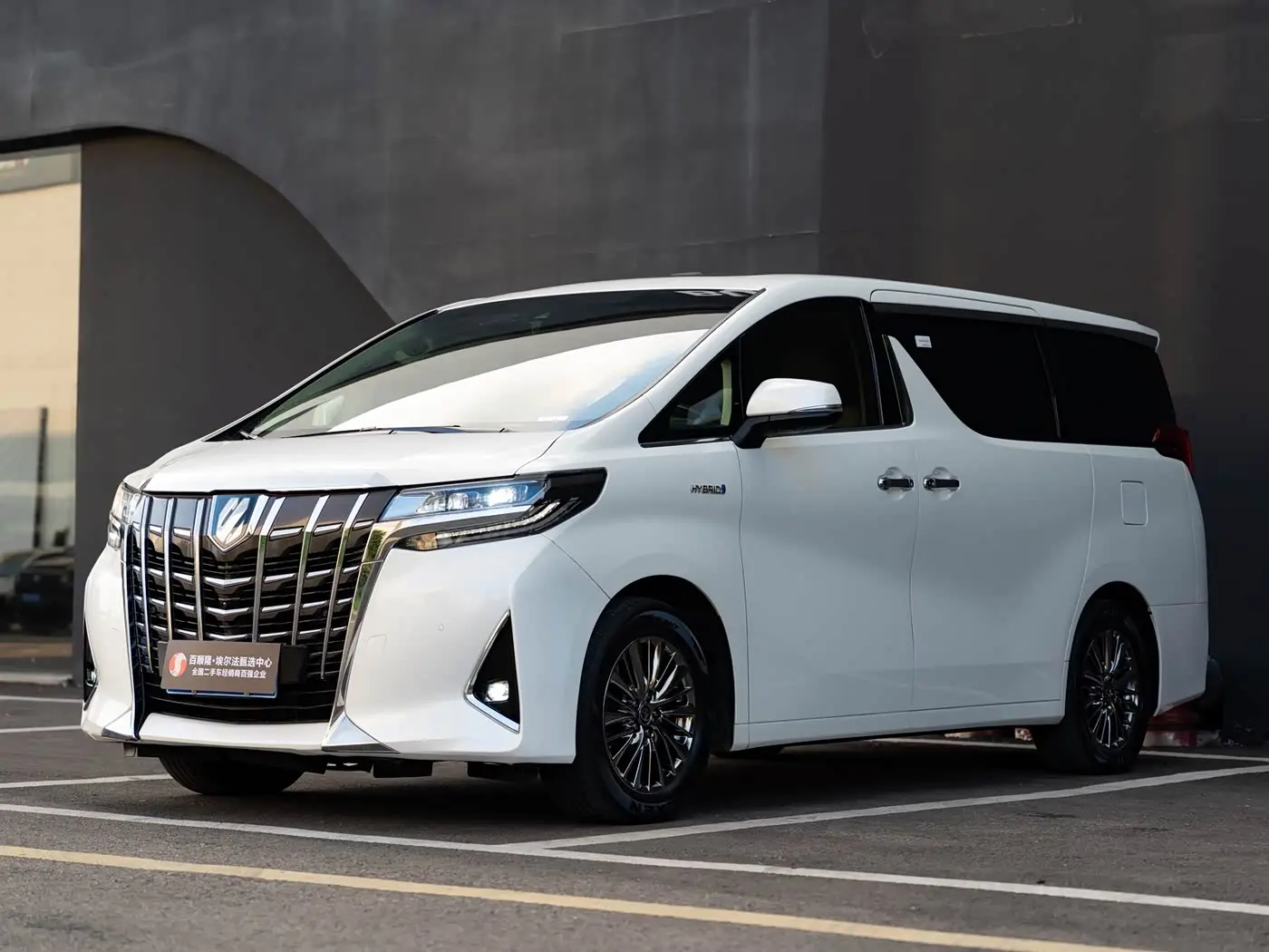 Toyota Alphard 2021 — Photo 1/16