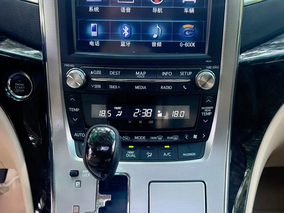 Toyota Alphard 2015 — Photo 17/20