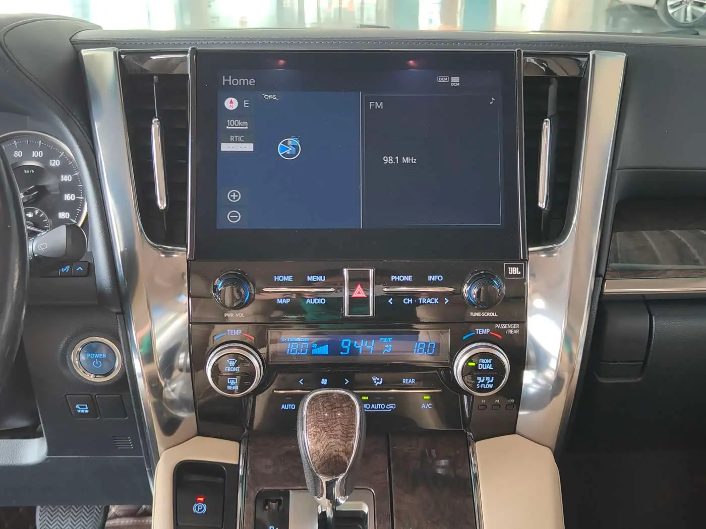 Toyota Vellfire 2021 — Photo 5/15