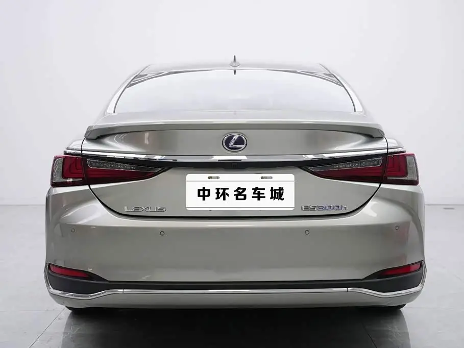 Lexus ES 2021 — Photo 16/17