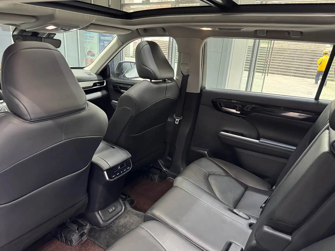 Toyota Highlander 2023 — Фото 11/14