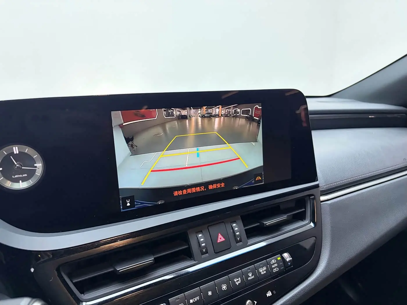 Lexus ES 2023 — Photo 11/18