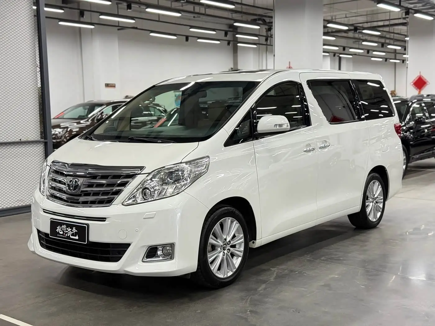 Toyota Alphard 2012 — Photo 1/20