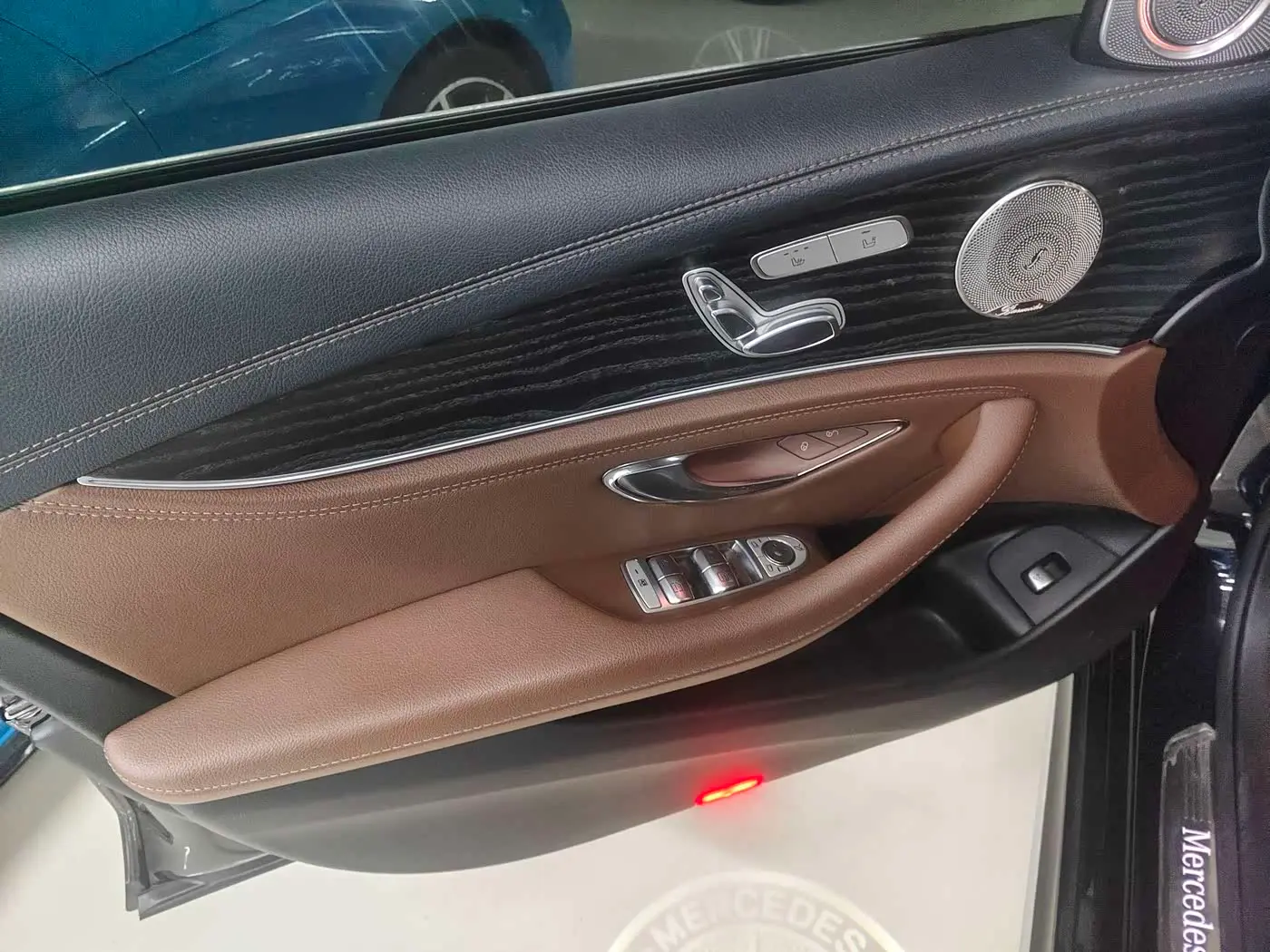 Mercedes-Benz E-Class 2023 — Photo 5/6
