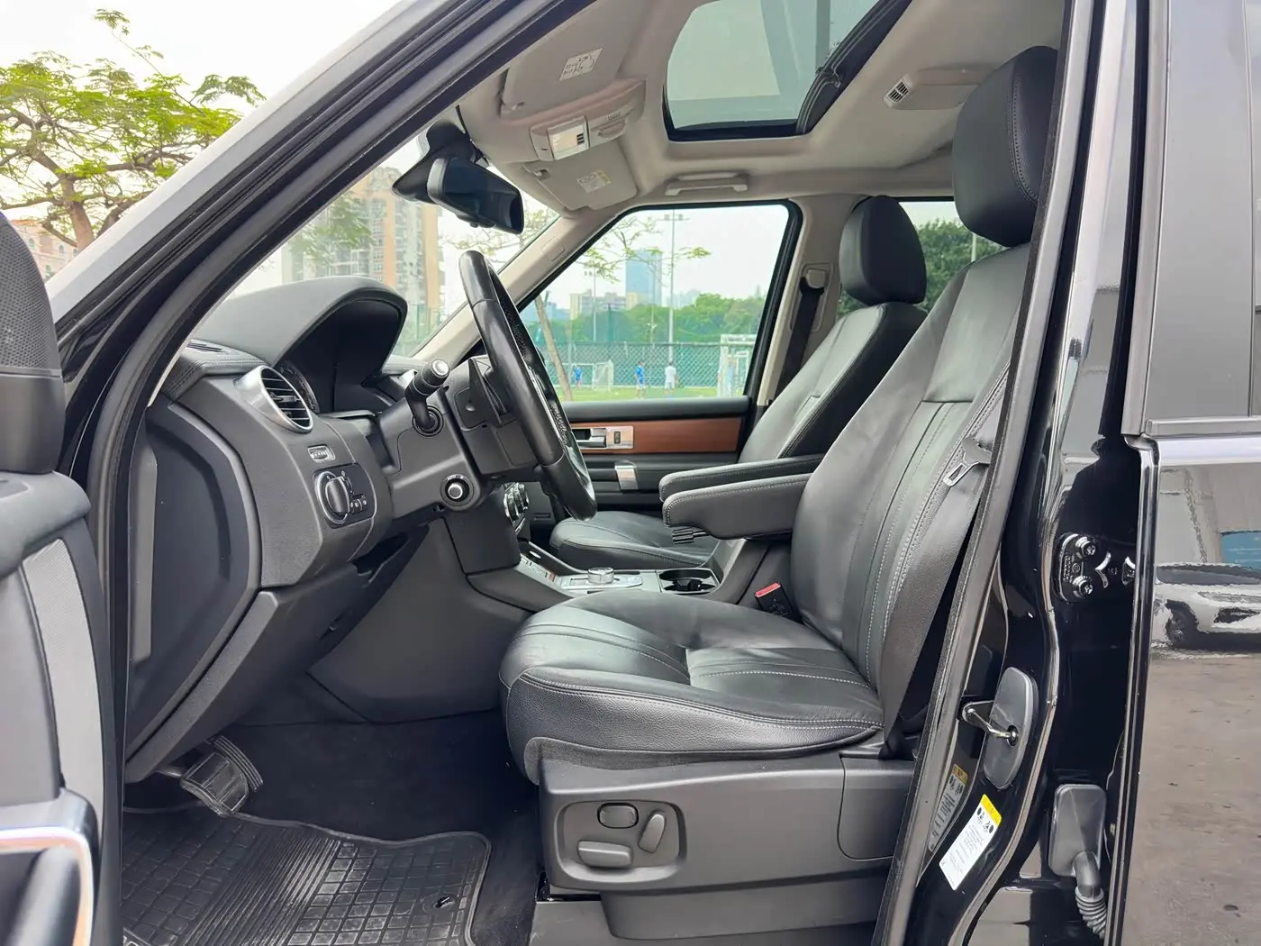 Land Rover Discovery 2015 — Photo 8/20