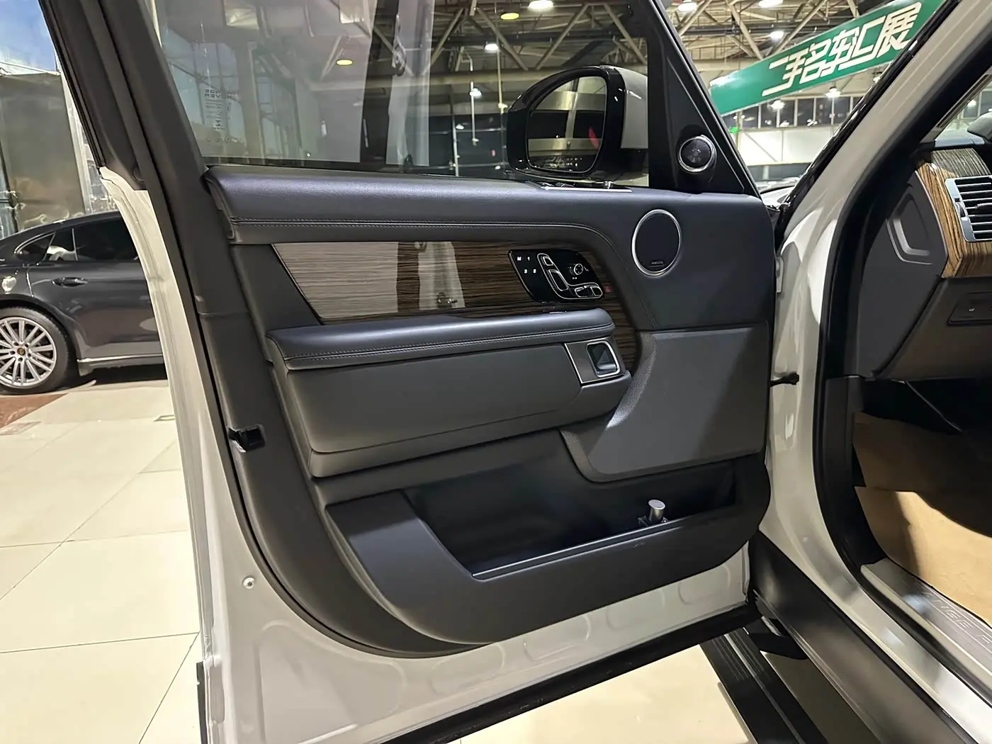 Land Rover Range Rover 2019 — ფოტო 7/18