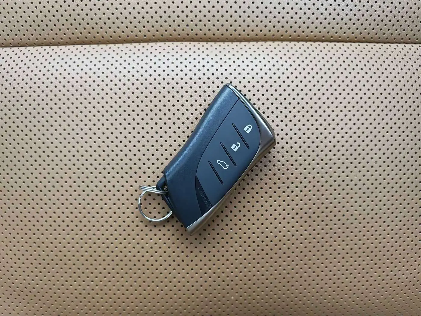 Lexus ES 2021 — Photo 16/20