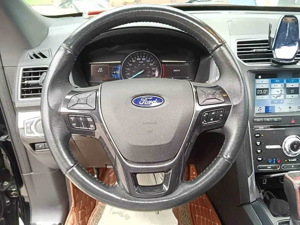 Ford Explorer 2017 — Photo 11/20