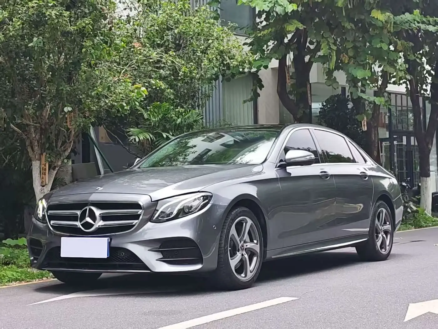 Mercedes-Benz E-Class 2019 — Photo 1/18