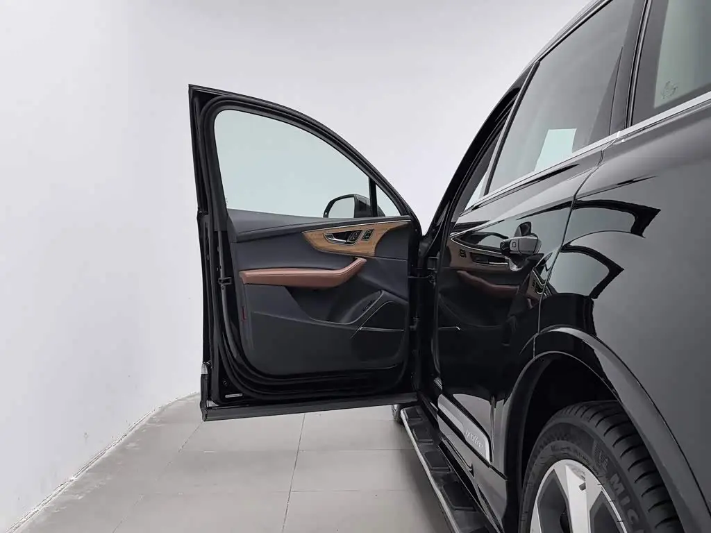 Audi Q7 2024 — Photo 8/20