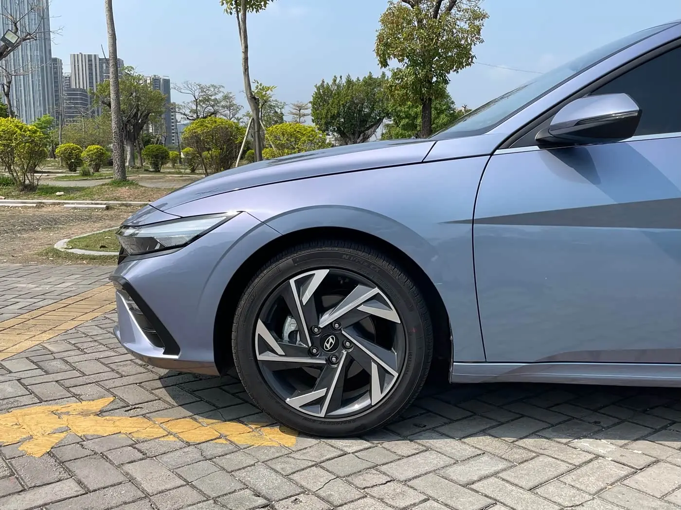 Hyundai Elantra 2025 — Фото 12/20