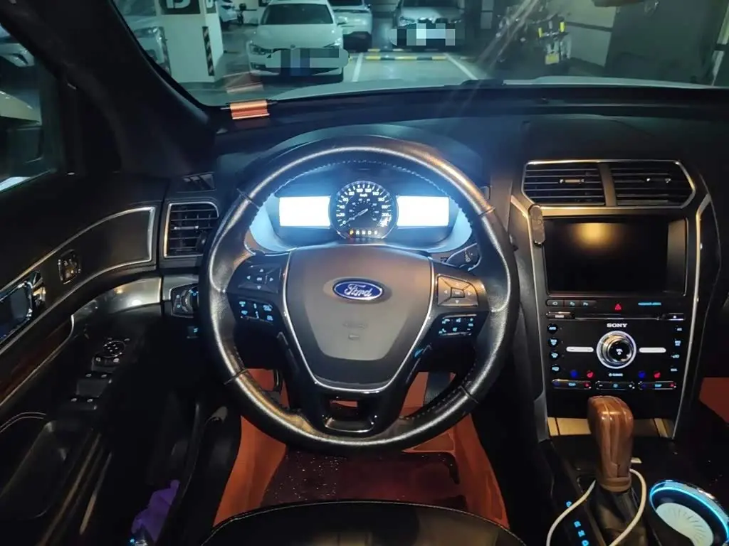 Ford Explorer 2016 — Фото 11/20