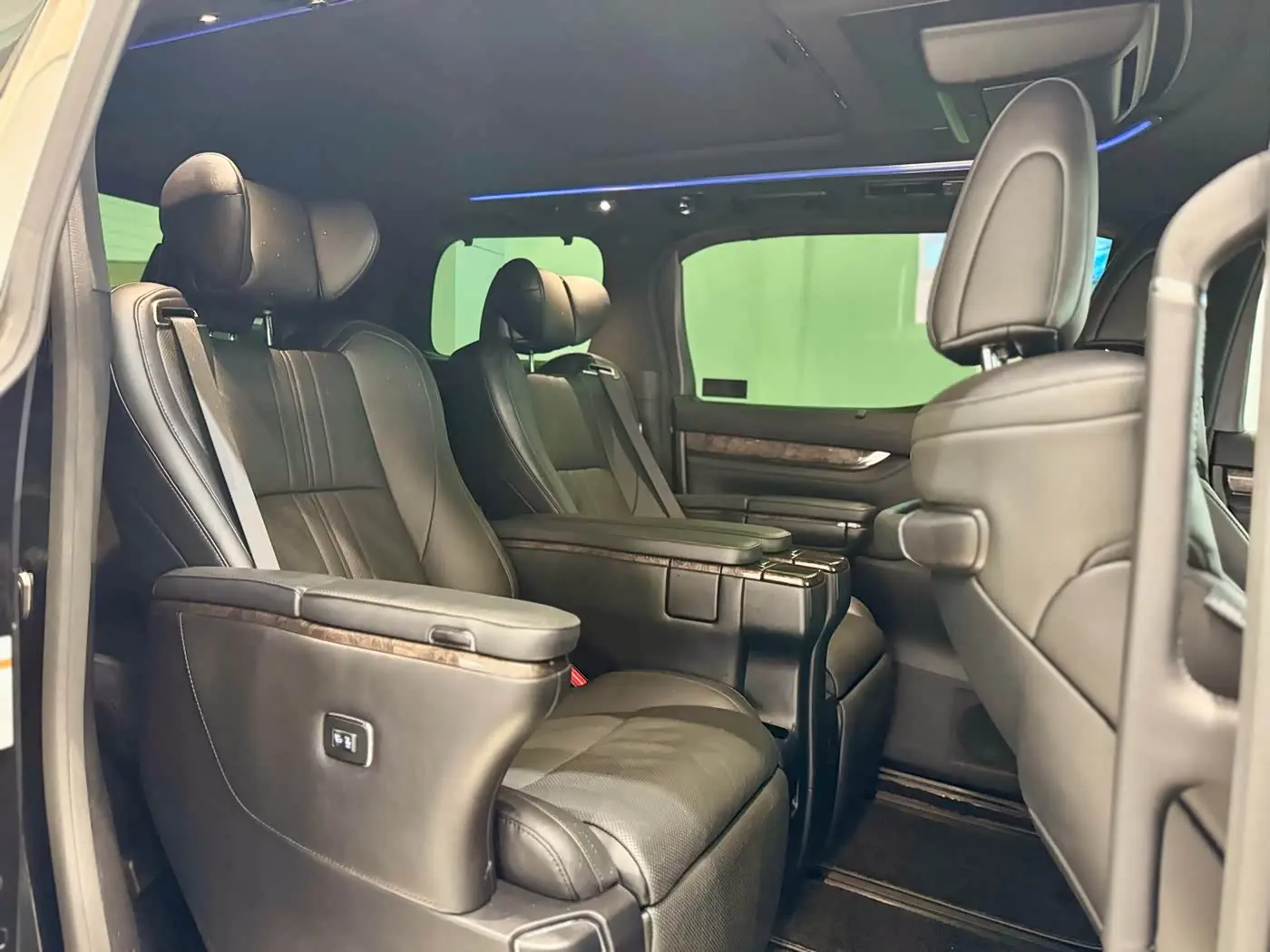 Toyota Alphard 2020 — Photo 10/16