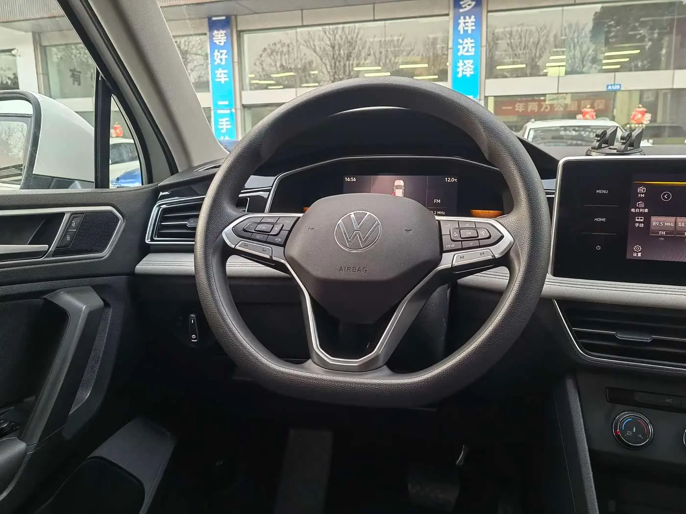 Volkswagen Tiguan L 2022 — Şəkil 10/17