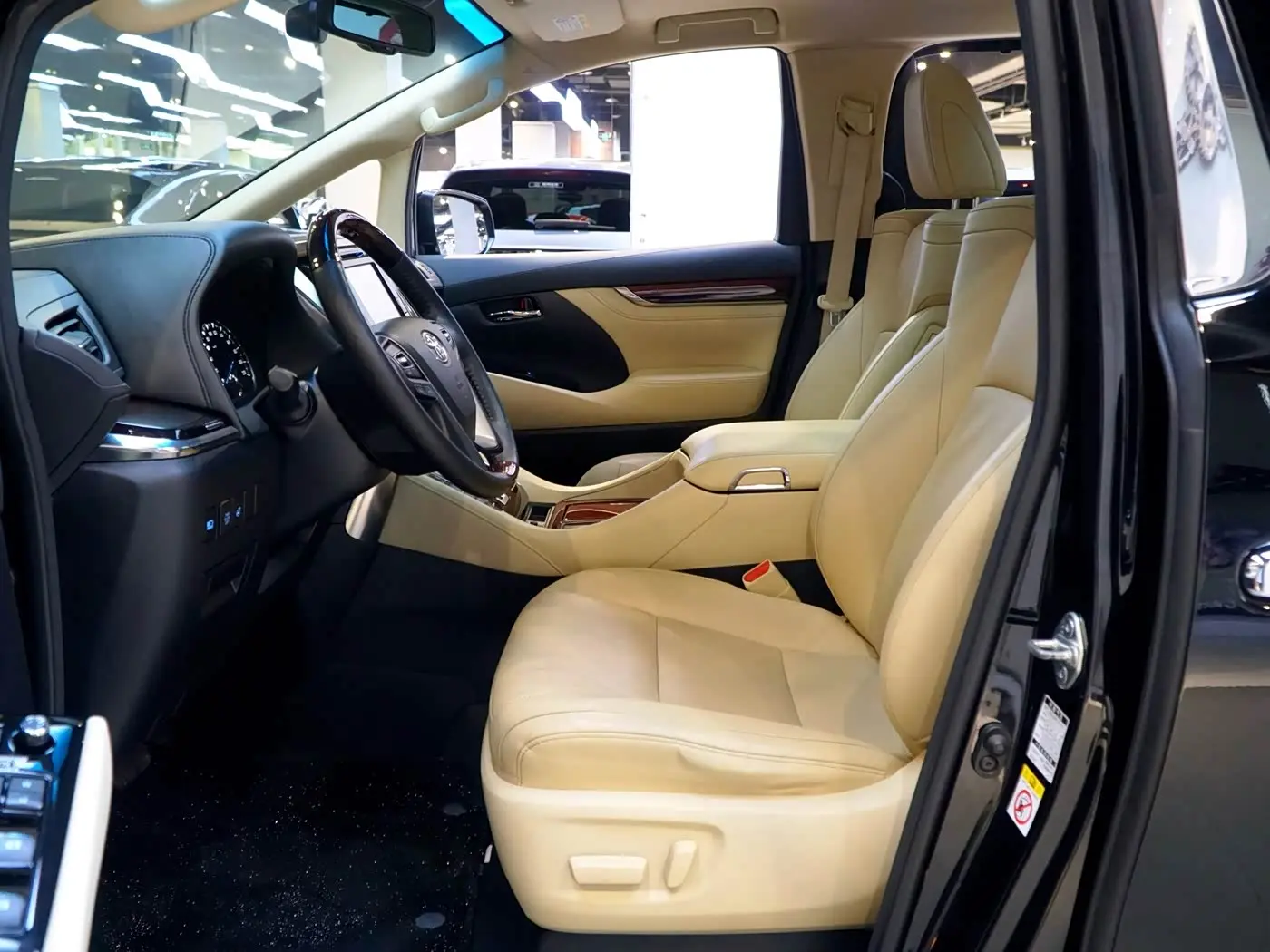 Toyota Alphard 2016 — Photo 8/20