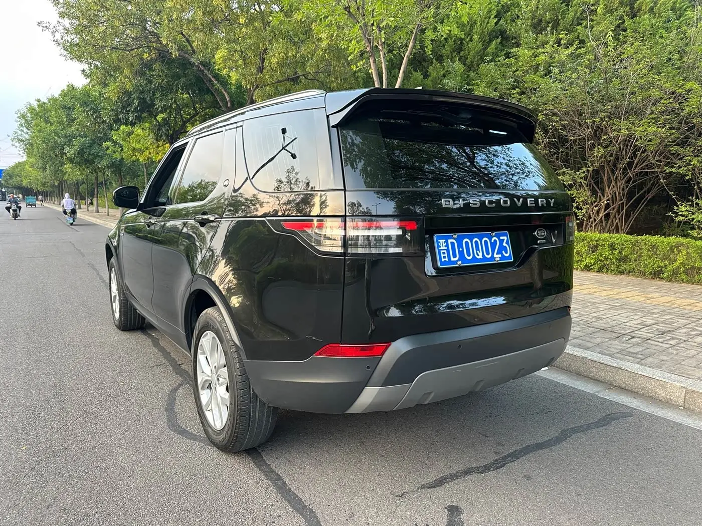 Land Rover Discovery 2018 — ფოტო 8/9