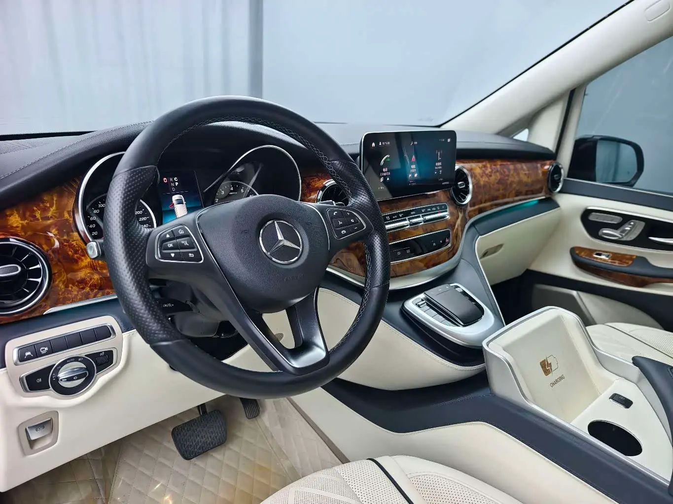 Mercedes-Benz V-Class 2024 — Photo 9/20