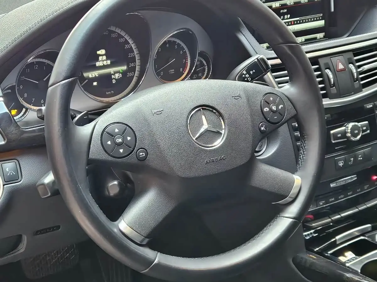 Mercedes-Benz E-Class 2013 — Photo 3/9