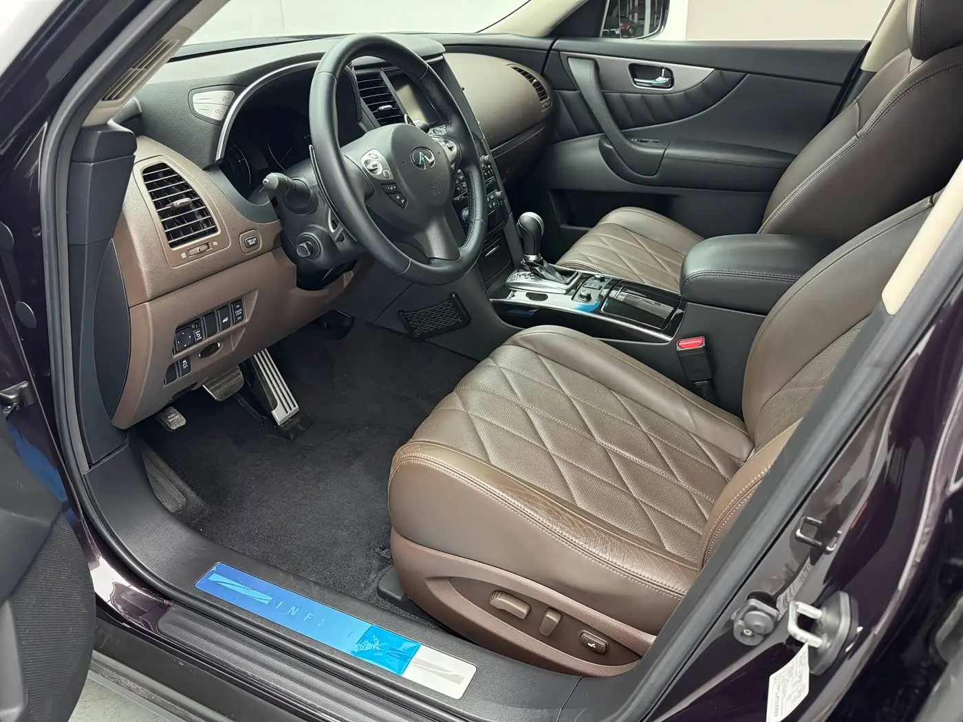 Infiniti QX70 2014 — Photo 10/18