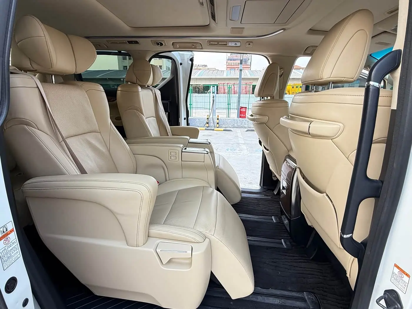 Toyota Alphard 2017 — Photo 8/12