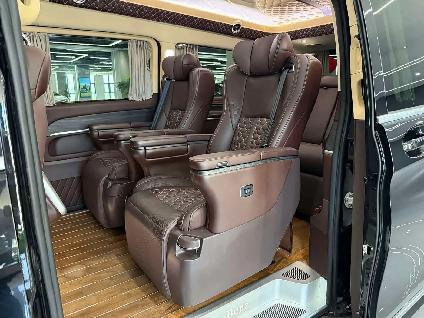 Mercedes-Benz V-Class 2020 — Photo 8/20