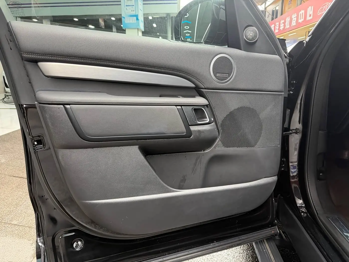 Land Rover Discovery 2023 — Photo 7/20