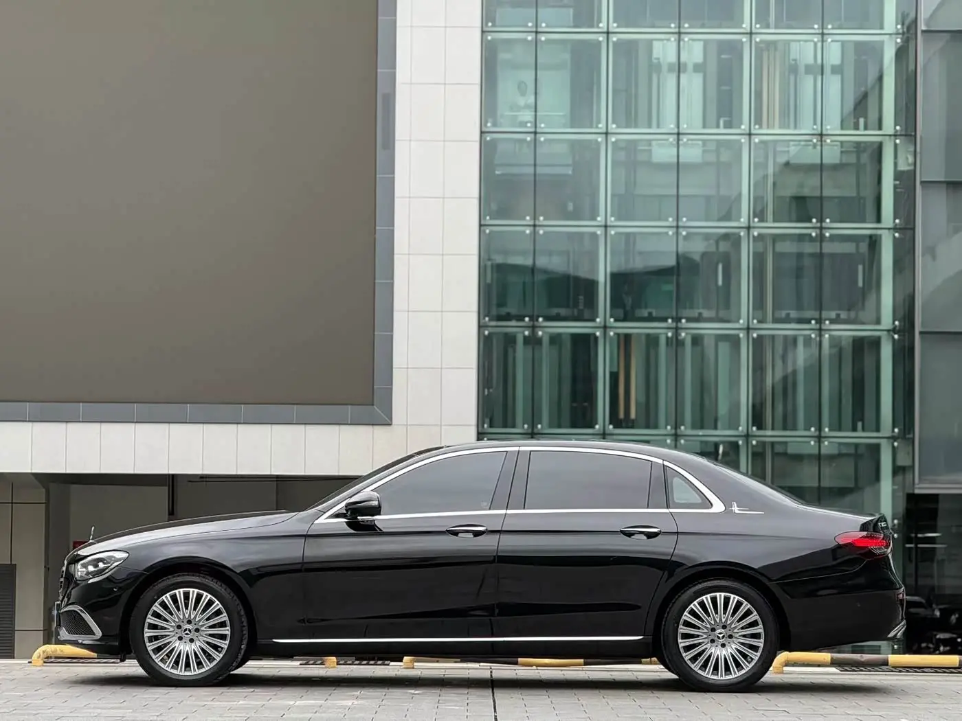 Mercedes-Benz E-Class 2022 — Фото 8/9