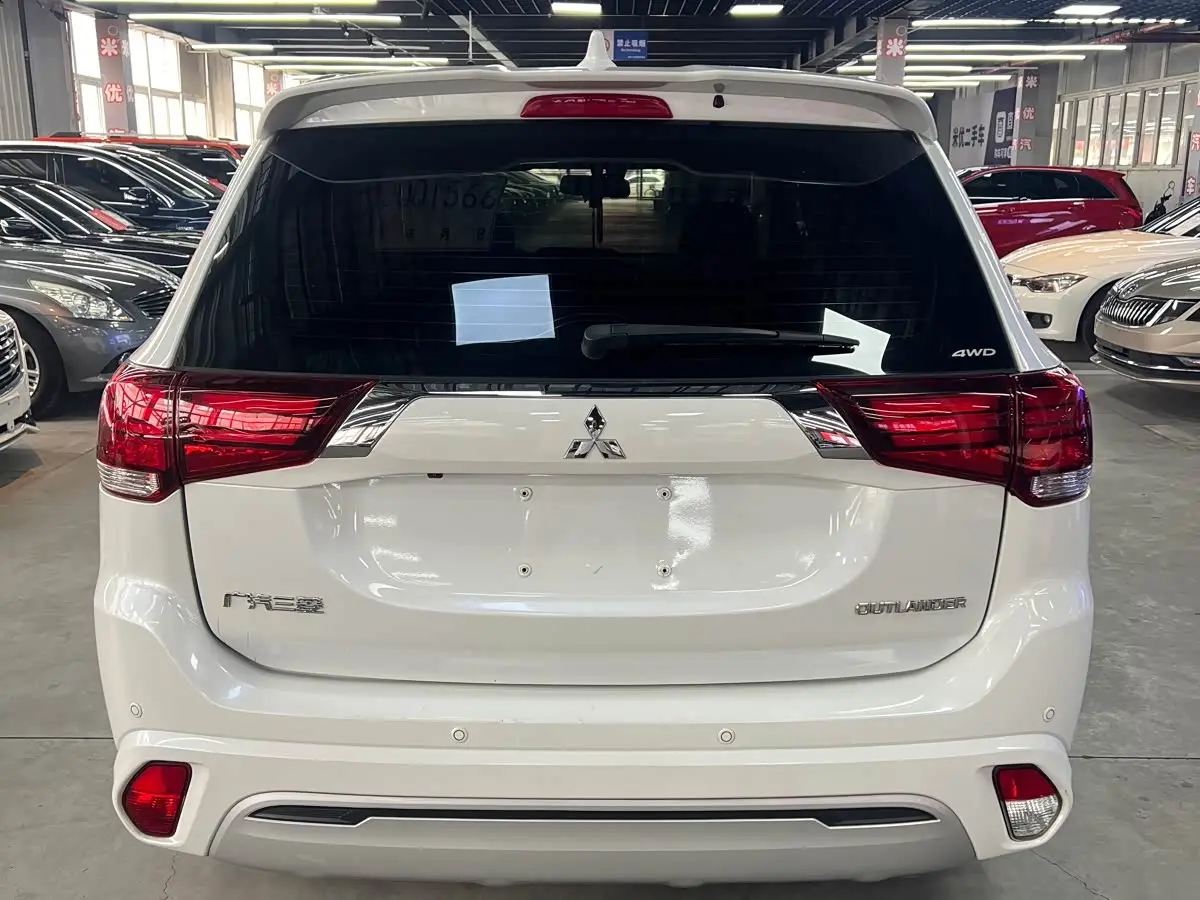 Mitsubishi Outlander 2021 — Şəkil 6/19