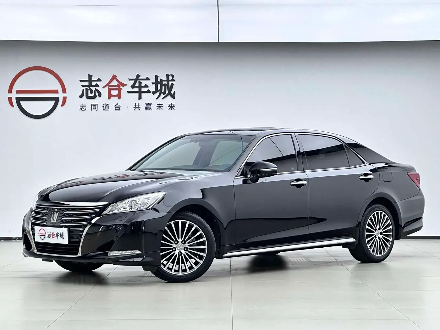 Toyota Crown 2019 — Фото 1/16