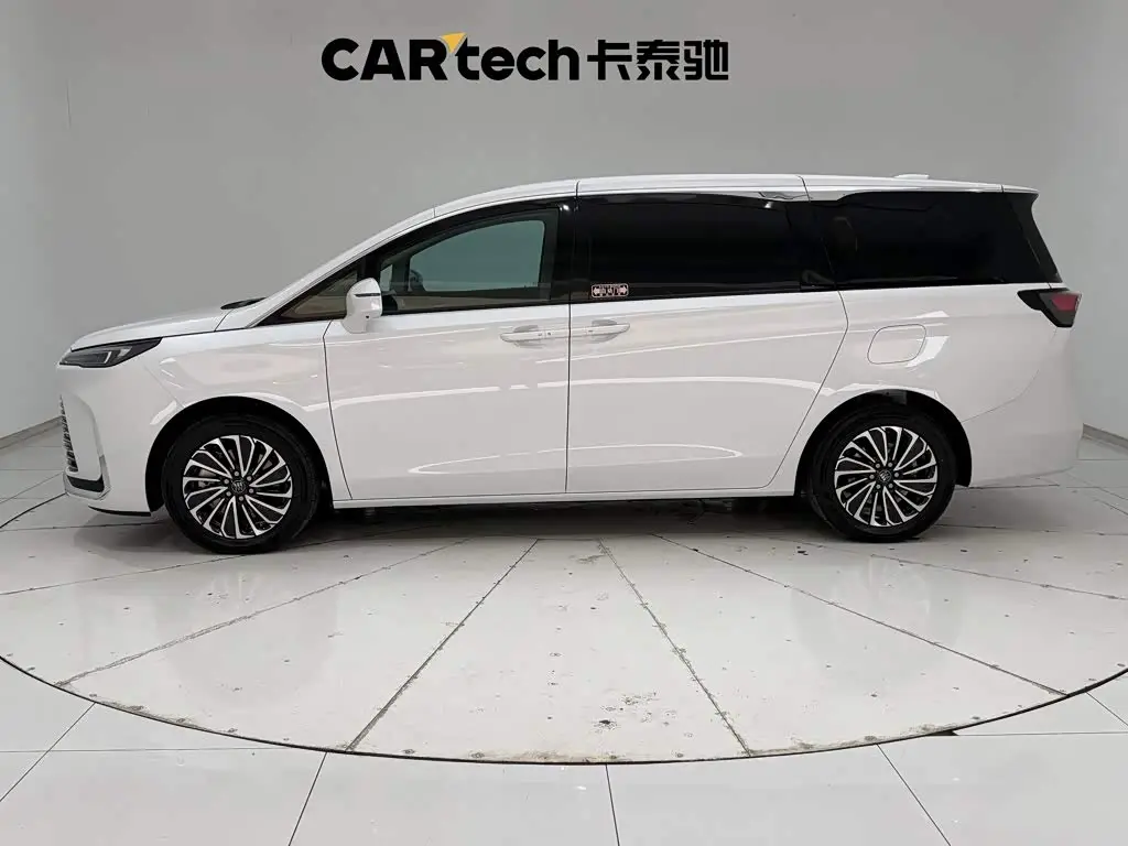 Buick GL8 New Energy 2025 — Фото 8/20