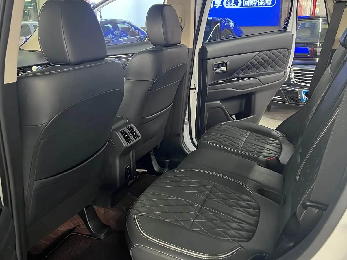Mitsubishi Outlander 2021 — Şəkil 10/19