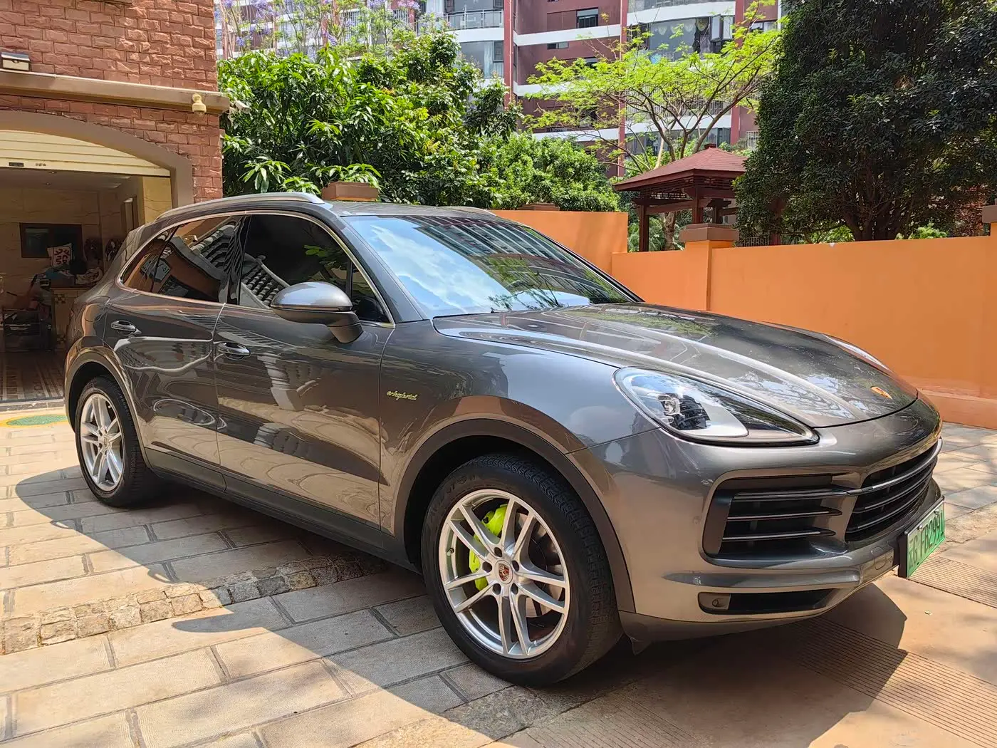 Porsche Cayenne New Energy 2021 — Photo 2/20