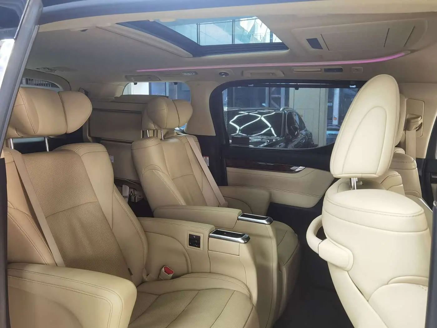 Toyota Alphard 2019 — Photo 8/12