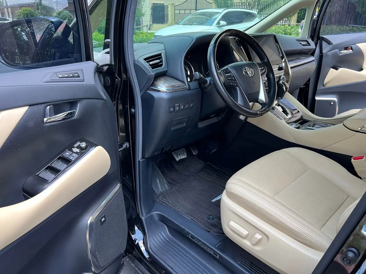Toyota Alphard 2021 — Photo 4/15