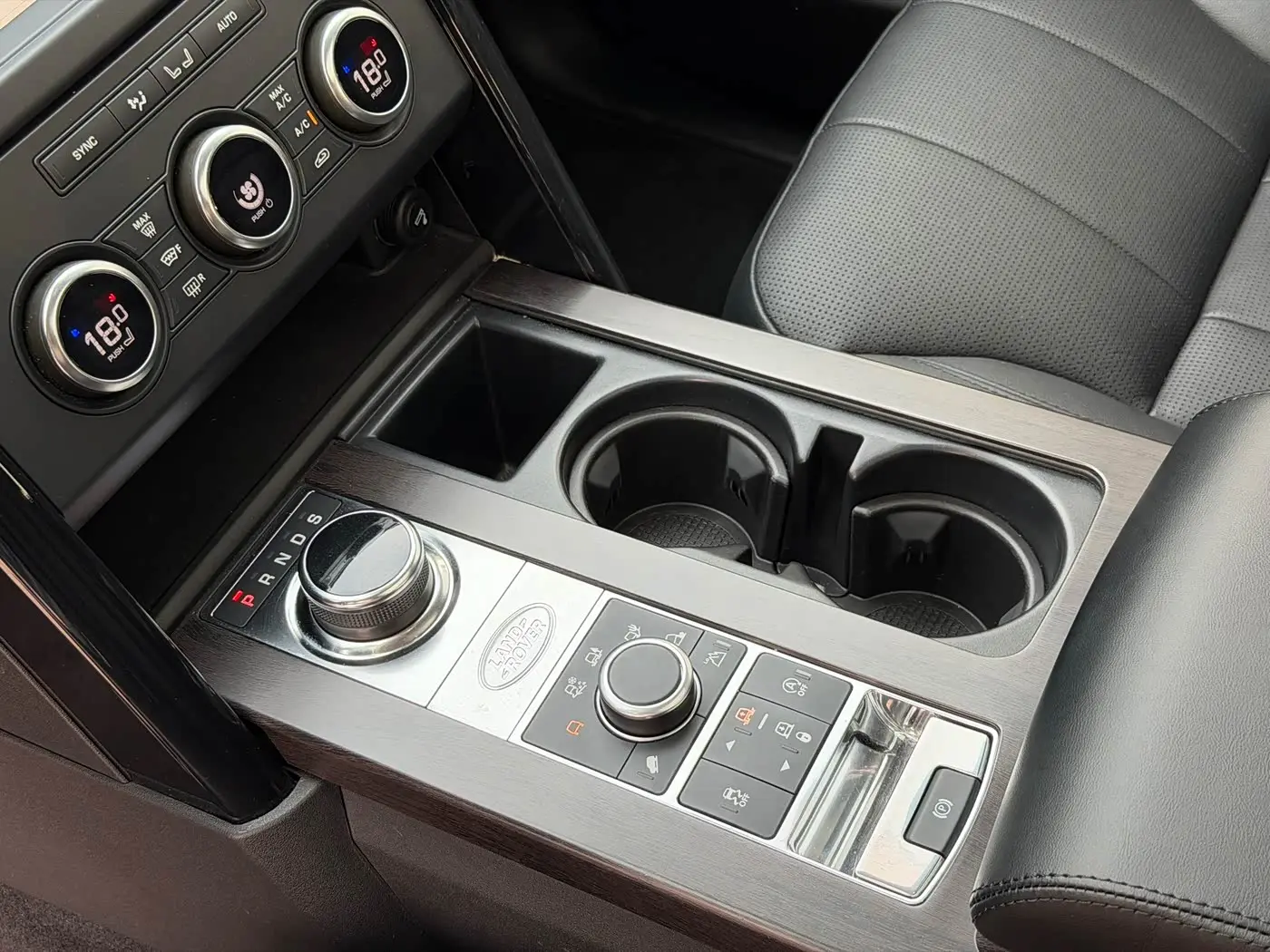 Land Rover Discovery 2019 — ფოტო 15/16