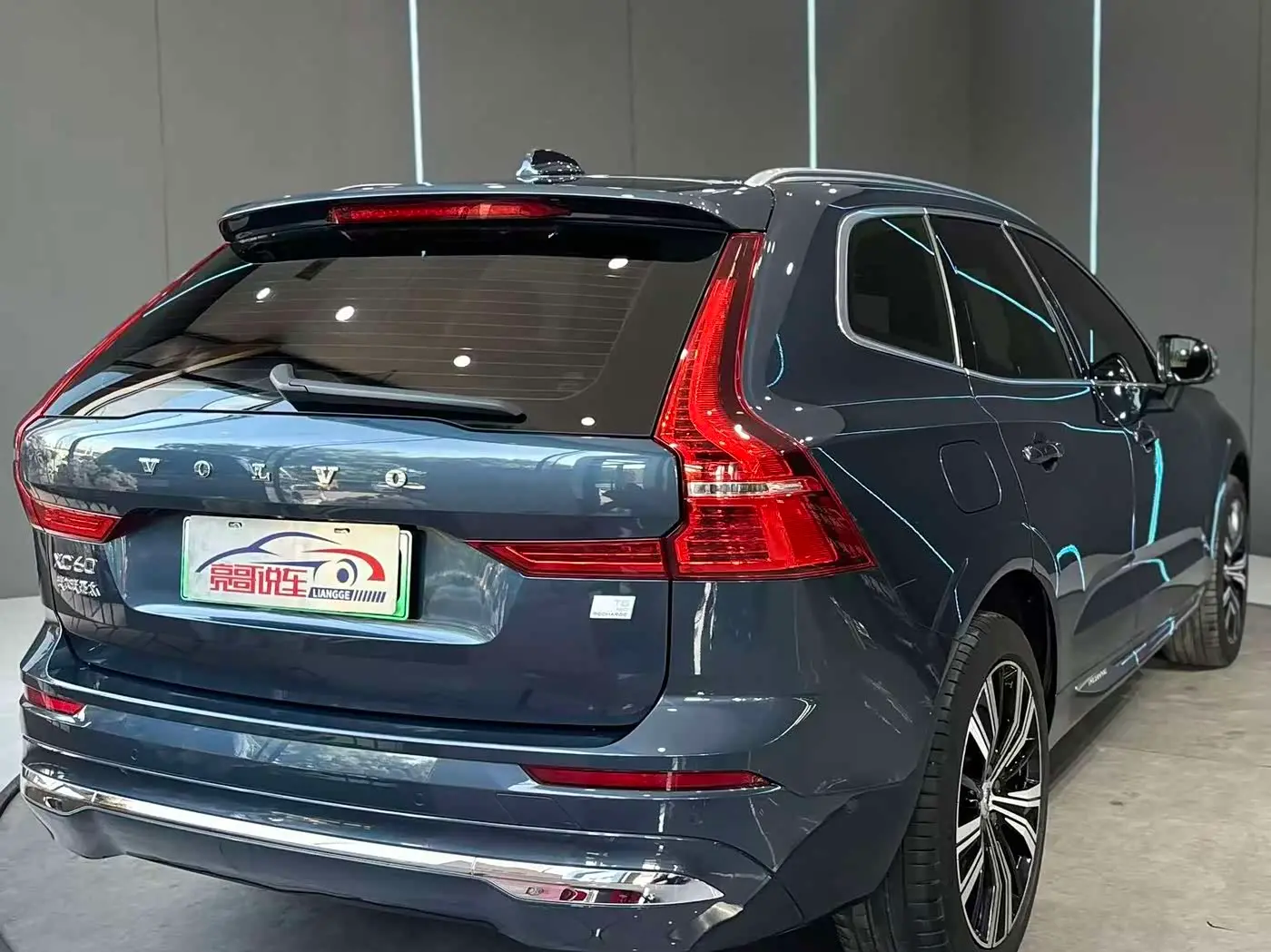 Volvo XC60 Plug-in Hybrid 2023 — Photo 6/12