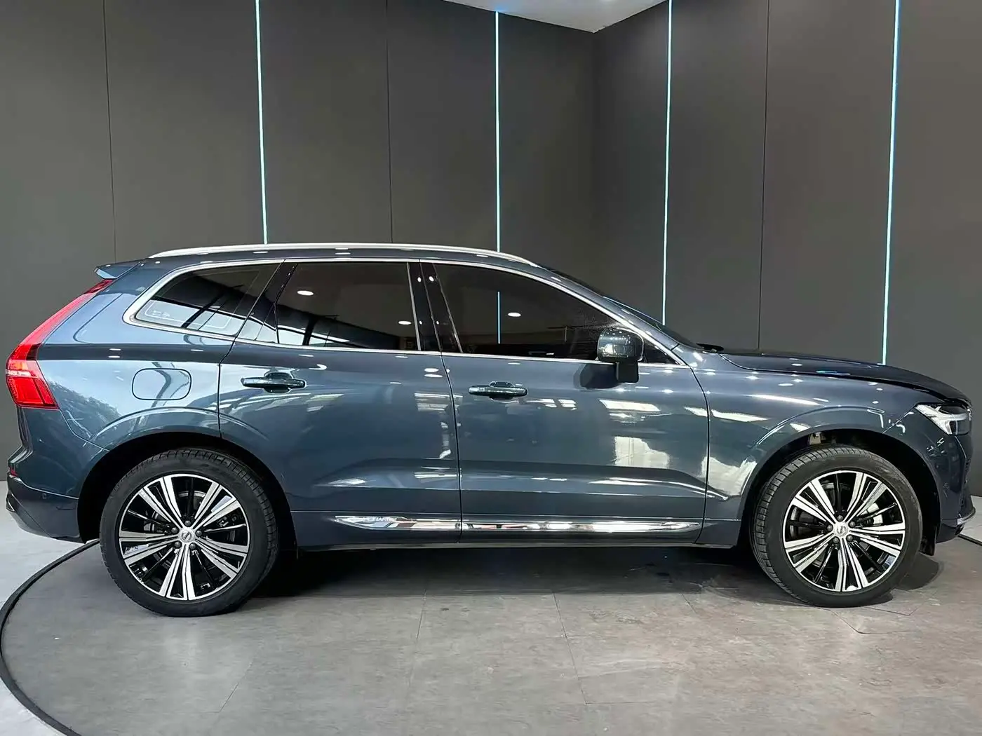 Volvo XC60 Plug-in Hybrid 2023 — Photo 5/12