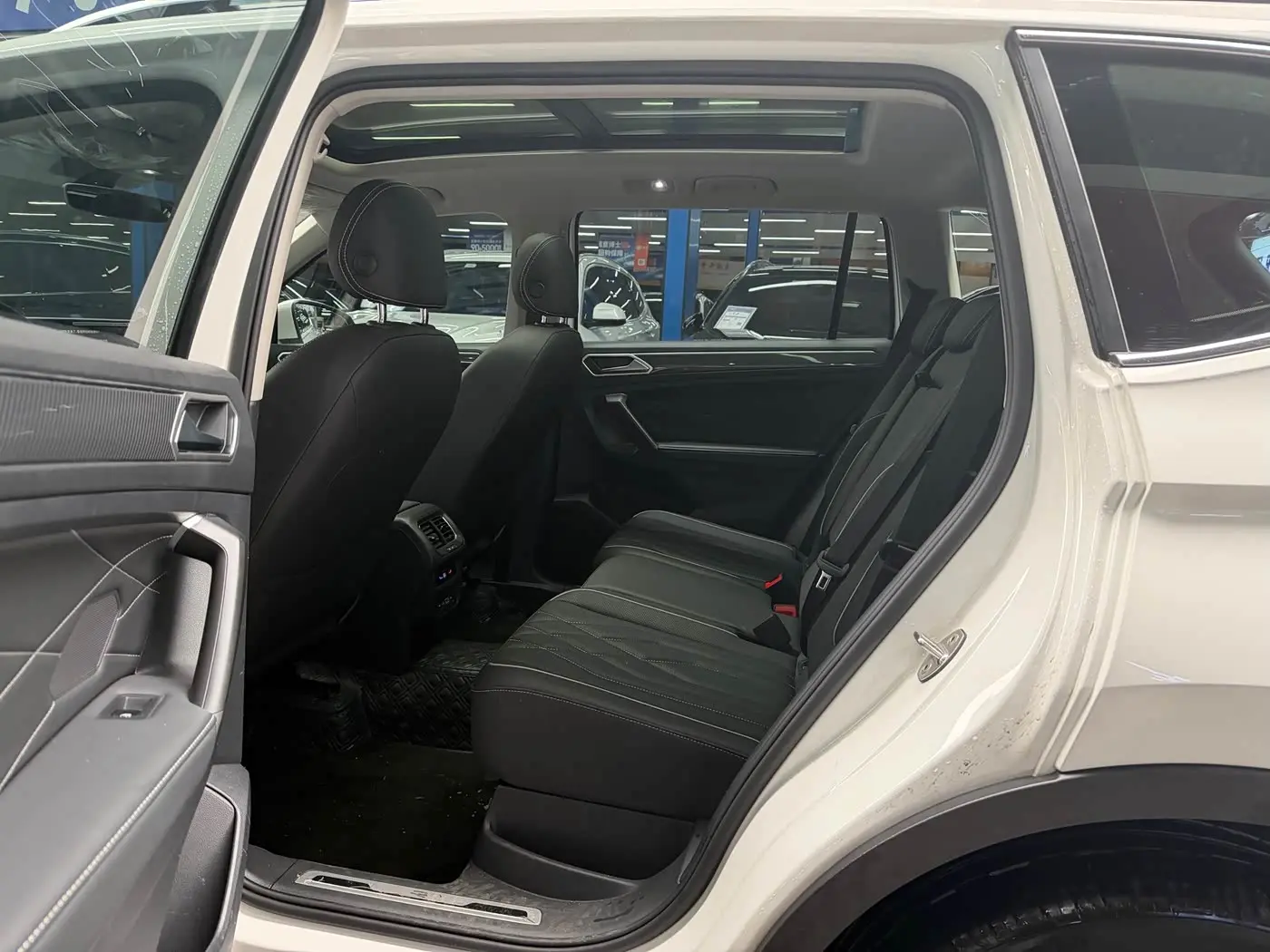 Volkswagen Tiguan L 2022 — Photo 8/20