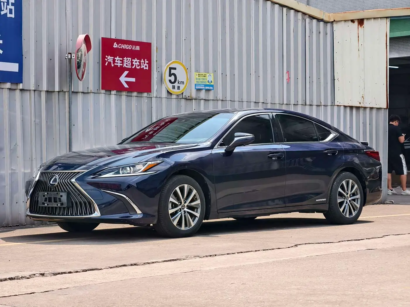 Lexus ES 2021 — Фото 1/18