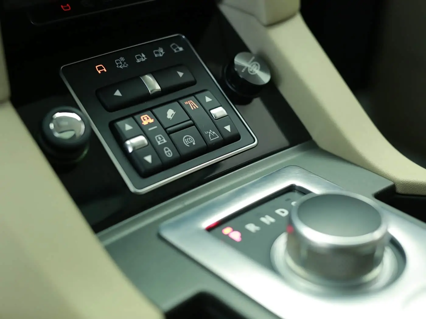 Land Rover Discovery 2016 — Фото 7/17