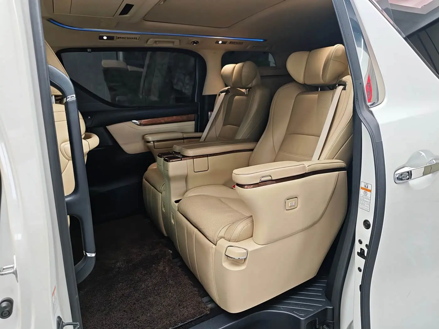 Toyota Alphard 2018 — Photo 7/13