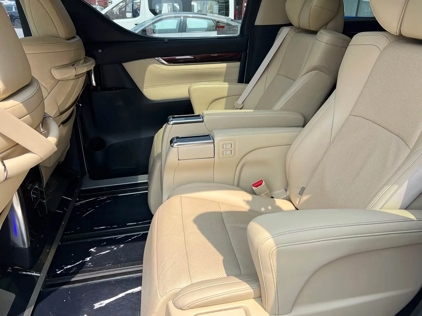 Toyota Alphard 2015 — Photo 6/15