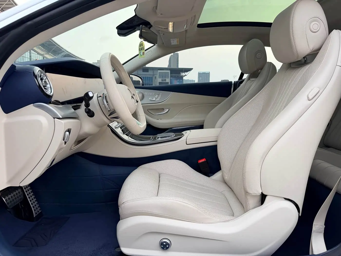 Mercedes-Benz E-Class 2023 — Photo 10/17