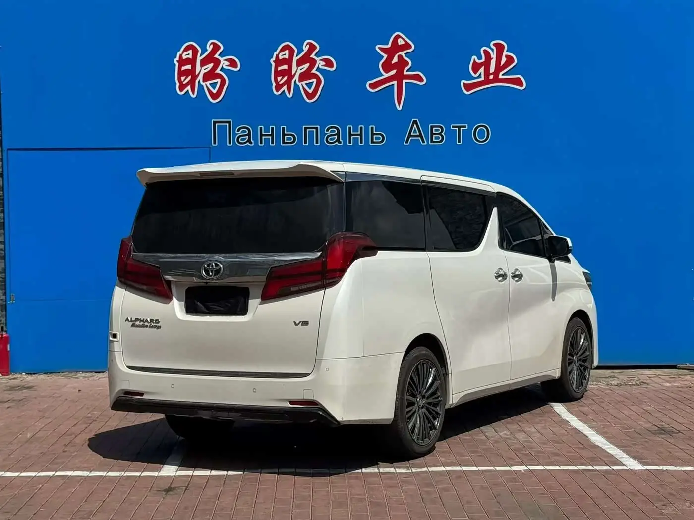 Toyota Alphard 2018 — Photo 9/10