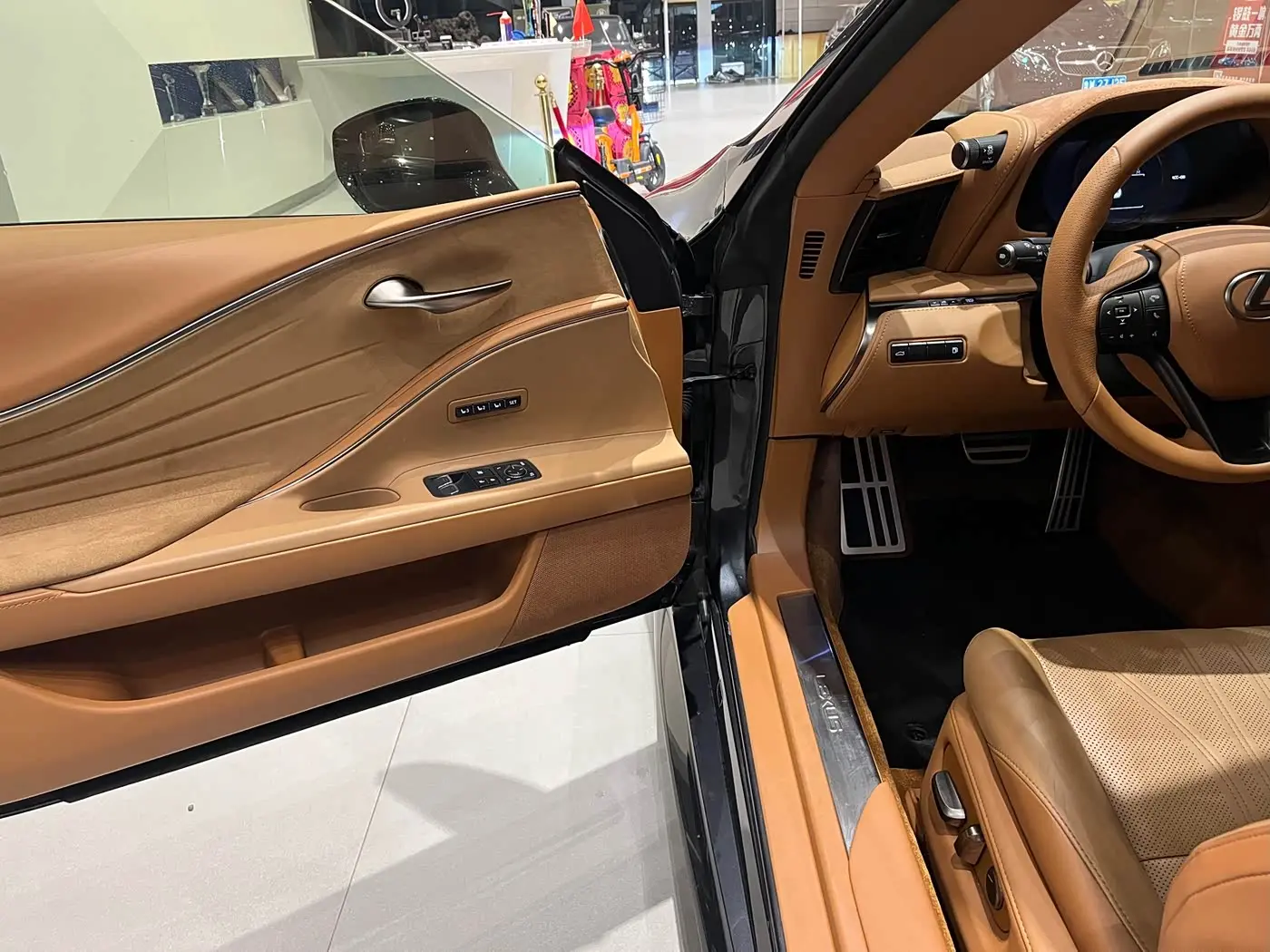 Lexus LC 2019 — Photo 8/15