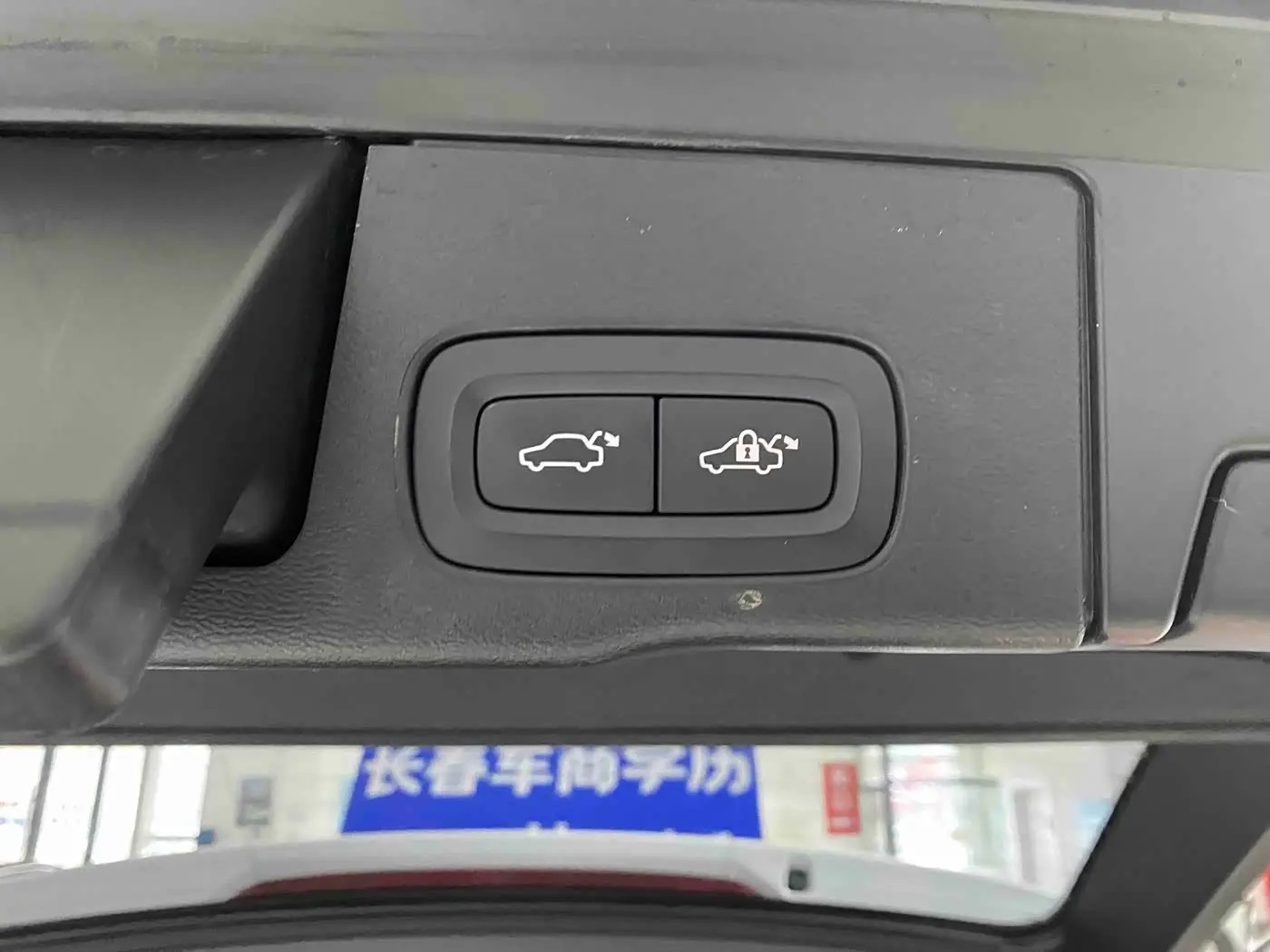 Volvo XC60 Plug-in Hybrid 2021 — Photo 11/17
